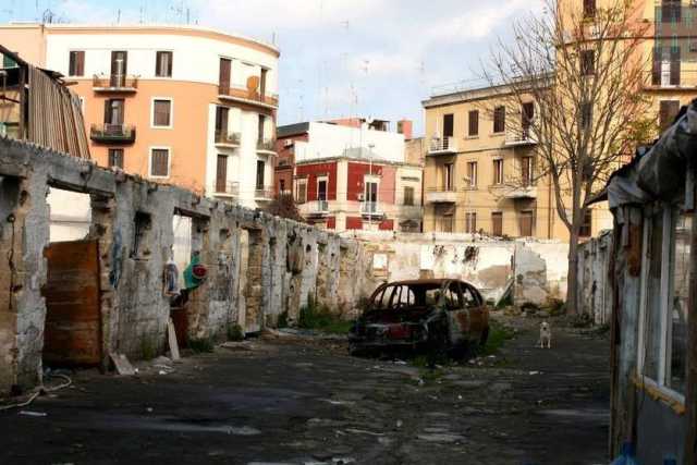 Le fatiscenti stalle di via Oberdan: cosa � rimasto dopo lo sgombero del campo rom